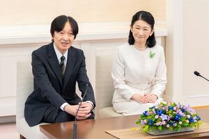 8月13日、パラグアイ訪問にあたり会見に臨まれる秋篠宮さまと紀子さま(宮内庁提供写真)
