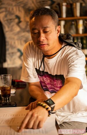 企画書をさしながら説明するいしだ壱成