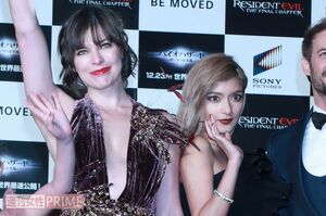 世界的スターのミラ・ジョボビッチ(左)と共演したローラ