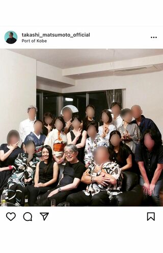 隣り合って座るふたりの左手にはキラリと光るものが見える（松本隆のインスタグラム、編集部で一部加工）