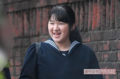 昨年12月にお友達と登校される愛子さま。最近はお休みがちに