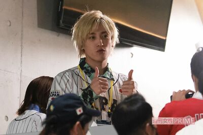 3月16日、WBCイタリア戦でファンサするEXIT・兼近大樹