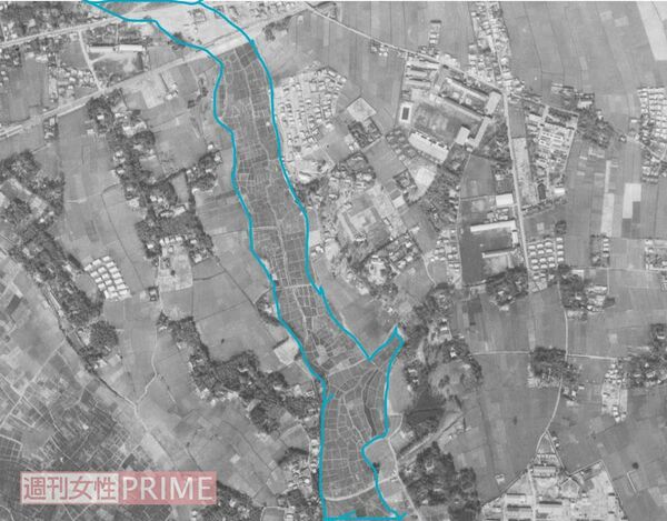 1956年の航空写真を見ると、現場周辺は谷の中の湿田だったことがわかるという(高橋特任教授提供)
