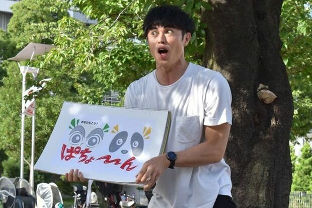 7月下旬、都内の公園で子どもたちに読み聞かせを披露していた小島よしお（筆者撮影）／東洋経済オンライン