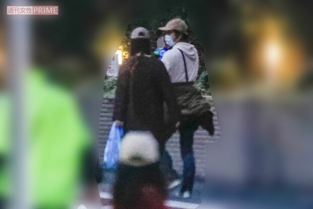 2020年11月上旬、夕方まで公園で遊んだ渡部建ら親子3人は急ぎ足で家路についた