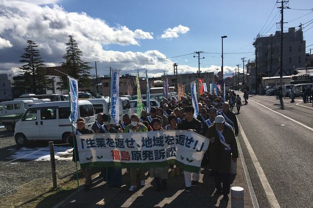 福島市内をデモ行進する「生業訴訟」の原告、サポーターら