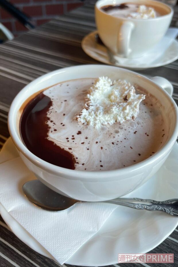 2人でほっこり温かいココアを飲んでいます