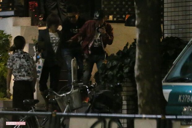 六本木で開催された誕生日会の帰り際、くわえタバコに千鳥足で階段を降りる志村（2013年）