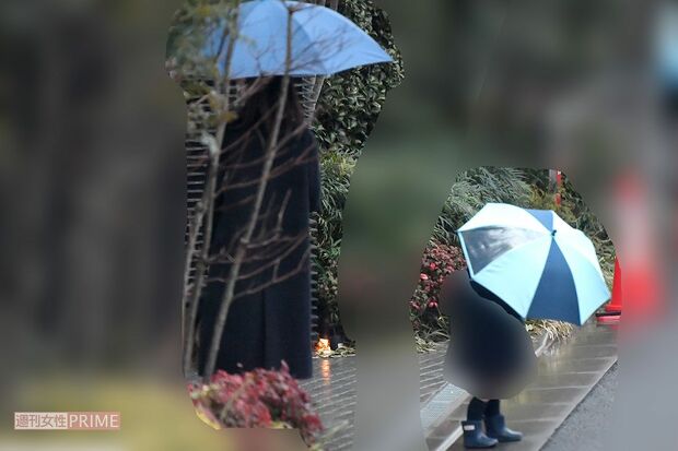 雨の中傘をさして車を待つ風間俊介の妻と長男（'19年2月）