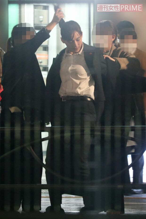 スタッフに衣装を着せてもらっている綾瀬はるか