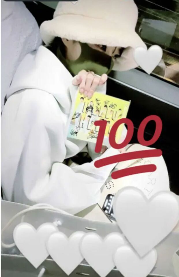 休井美郷だと思われる人物がSnowManのシングル『HELLO HELLO』を手に『しあわせすぎ さくちゃんありがとう おつかれさま』という文言も