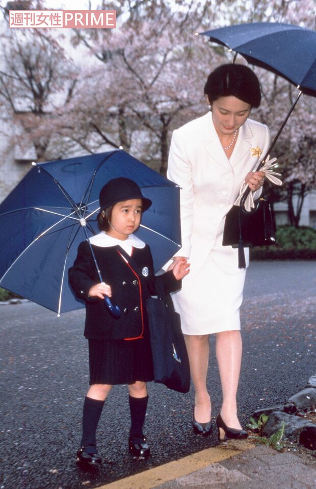 '99年4月、佳子さまが『学習院幼稚園』にご入園。満開の桜が咲きほこるも、あいにくの雨模様で傘をさされてご出席に