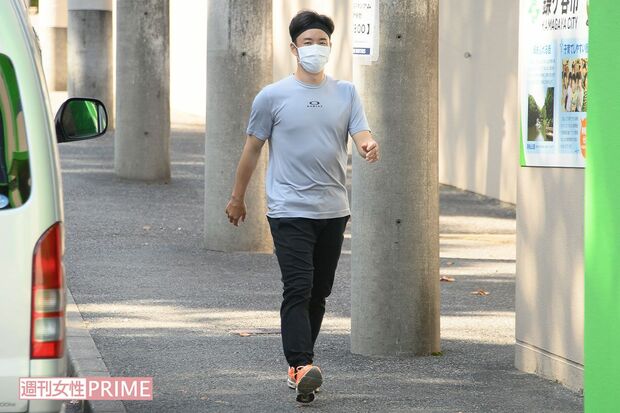 引退発表から数日後、2軍施設内を歩く斎藤佑樹の足取りは心なしか軽やかに見えた②