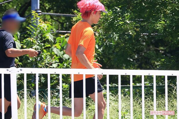 スタッフと並走する兼近。練習で鍛えたふくらはぎの筋肉は、坂本トレーナーも絶賛