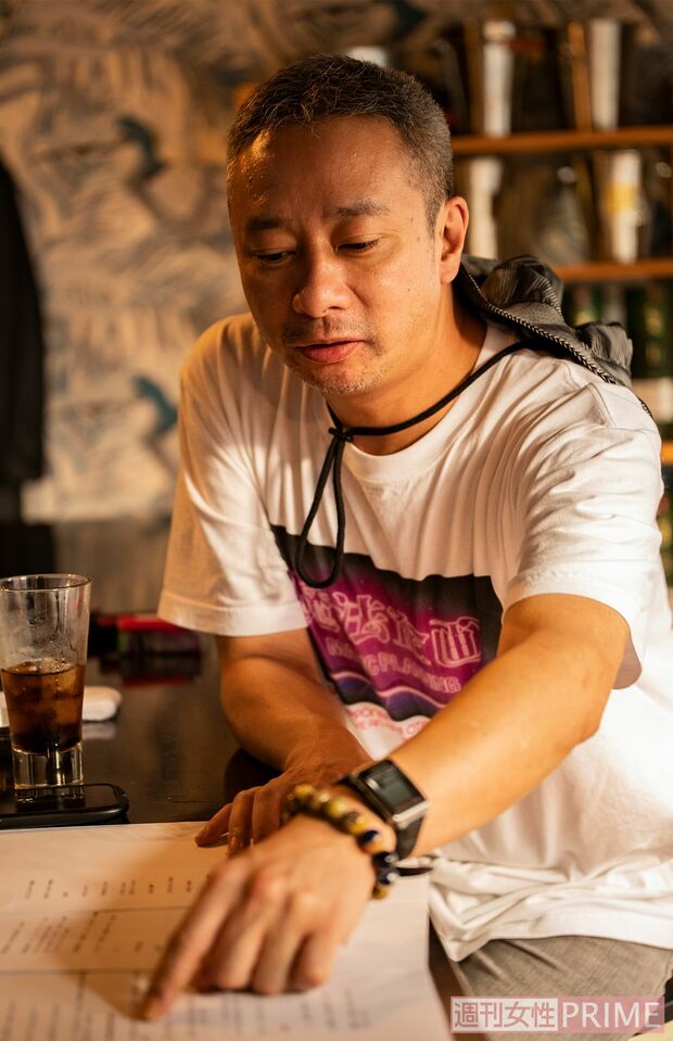 企画書をさしながら説明するいしだ壱成