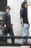 2次会会場を後にする松本(左)と小栗(右)