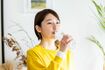 梅雨時は喉の渇きを感じにくいので時間を決め、こまめに水分や塩分を補給しよう（写真はイメージです）
