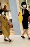 百貨店に入っているアパレルショップに立ち寄り買い物を楽しんでいた山崎育三郎・安倍なつみ夫妻