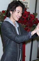 2011年1月、写真集『NOUVELLES（ヌーヴェル）』の発売イベントでファンとハイタッチ