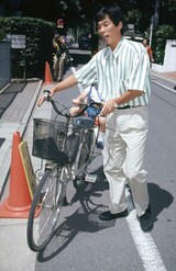 二千翔さんを自転車に乗せて父兄参観に出席する明石家さんま（1990年6月17日）