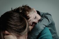 児童虐待事件は親を断罪すれば解決するのか? “助けを求められない”親の背景