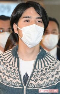 NY行きの便に乗ろうとする小室圭さんの胸元にはダース・ベイダーが（'21年11月）