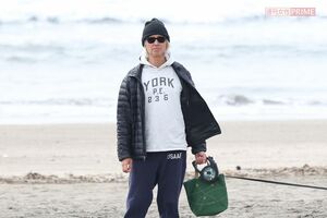 自宅近くの海岸沿いで犬の散歩を日課にしているマーク・パンサー。その日の波情報をYouTubeで中継している