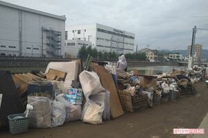 清水区・巴川が氾濫した清水銀座近辺は、道路の脇に水浸しになって使用不能になった冷蔵庫、テレビ、ベッドなどの粗大ゴミが山積になっている