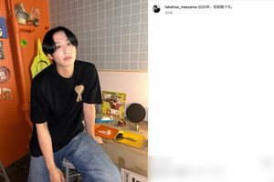 《2025年、初投稿です。》との一言と、カラフルなインテリアの部屋で撮影した自身の写真を投稿した前山剛久（本人のインスタグラムより）