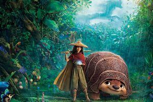 ラーヤ(左)とともに旅をする相棒は、アルマジロを彷彿とさせるトゥクトゥク。「表情とか動きとかが、とにかくかわいくて。癒されます」と、吉川　(C)2021Disney.AllRightsReserved.(C)2021Disneyanditsrelatedentities