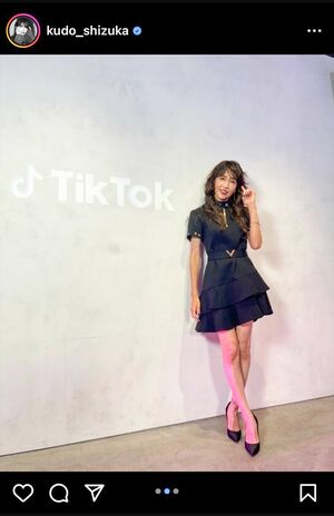 「可愛いミニドレスと大人の顔立ちが少しアンバランス。黒ストッキングを履いて」（弓桁さん）（本人インスタグラムより
