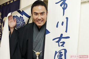 2017年の右團次襲名から使っていいるという楽屋の暖簾の前で。息子の右近くんが遊びに来ることもあるそうだが、「今日は家で宿題に苦戦してるんじゃないかな（笑）」　撮影／近藤陽介