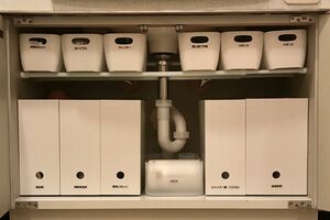 配管を避けて設置してデッドスペースを収納に！