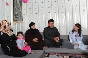 5年間、キャンプの仮設家屋で暮らしている家族。「祖国でシリア国民として尊厳を取り戻したい」と願うこの家族は、6年前までは中流家庭として普通に暮らしていた