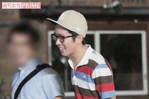 2017年7月、男性の背中を叩き、楽しげに談笑しながら店から出る村上信五