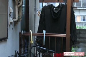 事件現場となった母子宅（左手）には、竹春容疑者が着ていたとみられる黒色の上着が干したままで