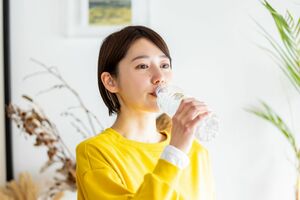 梅雨時は喉の渇きを感じにくいので時間を決め、こまめに水分や塩分を補給しよう(写真はイメージです)