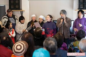 障害者とアカペラで合唱し盛り上げる（右）樋口了一さんと（左隣）山本けいさん