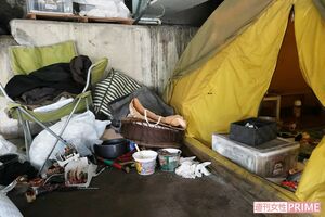 容疑者のテントの中は、カップ麺の食べ残しなどが