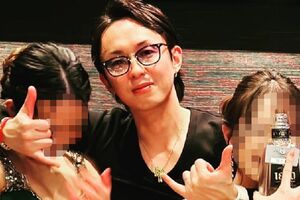 女性をはべらせ、ご機嫌な板谷博希被告（本人のSNSより）