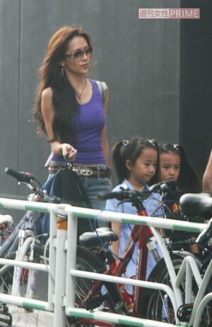 2007年8月下旬、Cocomiの“入学式”にあたるスクール初日に付き添った工藤静香。右はKoki,