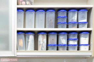 乾物やだし類、昆布は密閉容器にまとめて常温で保存。特に昆布類は冷蔵庫に保存するとカビが生えやすい。引き戸の中も7割収納が基本なので手が届きにくい場所はわざと空ける　撮影／伊藤和幸