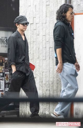 2次会会場を後にする松本（左）と小栗（右）