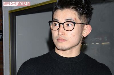 直撃取材を受ける才賀紀左衛門