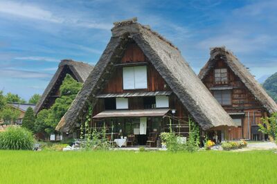 インバウンド加熱で観光客が押し寄せる世界遺産・白川郷　“日中関係悪化”の影響を担当者に聞いた　