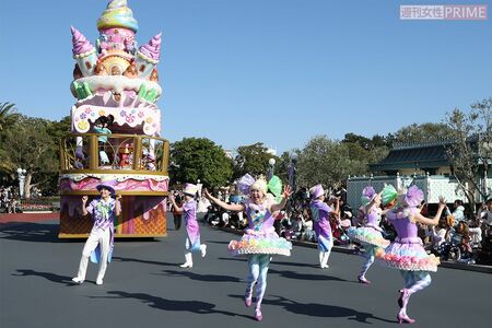 カラフルなお菓子のフロートに乗り、ヴァネロペやミッキーマウスが登場！