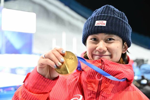 ミラノ・コルティナ五輪のスノーボード男子ハーフパイプで金メダルを獲得した戸塚優斗　撮影／JMPA