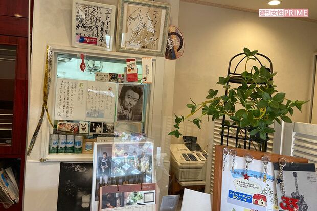 洋菓子店『エトアール』にある桑田佳祐のサイン。桑田の姉が常連で、以前持ってきてくれたという