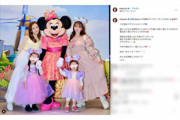 元AKB48の河西智美が公開した親友・板野友美との家族ショット(河西のインスタグラムより)