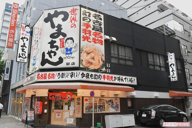 『世界のやまちゃん』葵店。創業者で前会長の山本重雄さんをモチーフにしたキャラクター・鳥男のイラストが店のトレードマーク